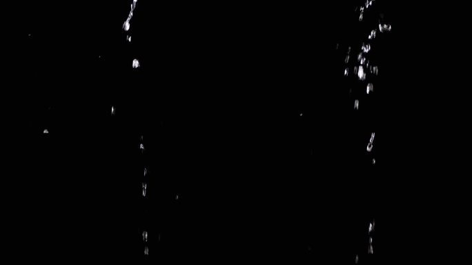 透明的水滴与飞溅落在一个空的黑色背景