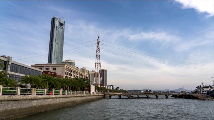 夏天湖边的住宅小区云海变化