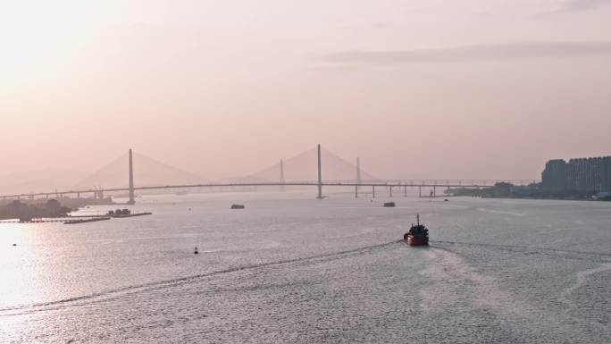 汕头海湾大桥轮船行驶在海上