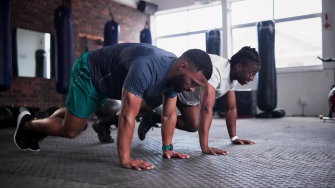 男士，健身和登山者一起在健身房锻炼，有氧运动或室内训练。年轻活跃的男性或朋友在团队运动，核心力量或力