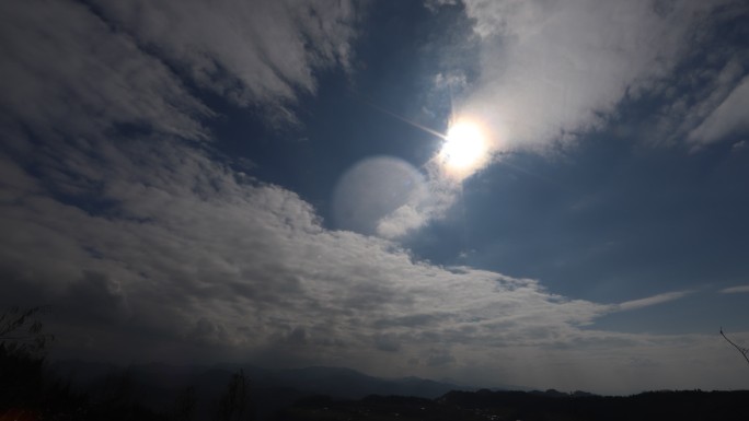 户外晴朗天空流云遮挡太阳延时