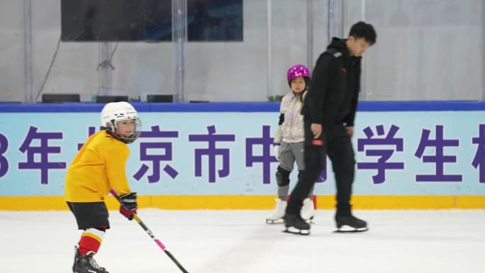 学习滑冰小孩 滑冰场