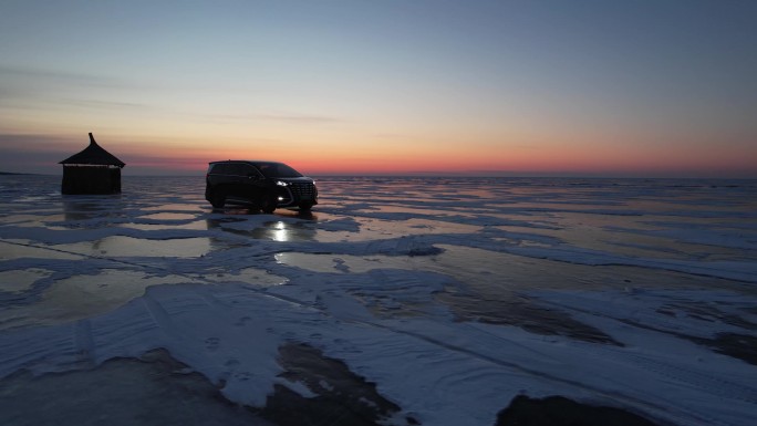 车辆在兴凯湖冰上行驶