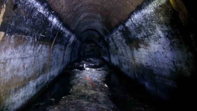 地下拱形城市下水道隧道与肮脏的污水