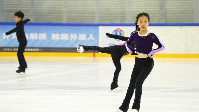 学习滑冰小孩 滑冰场