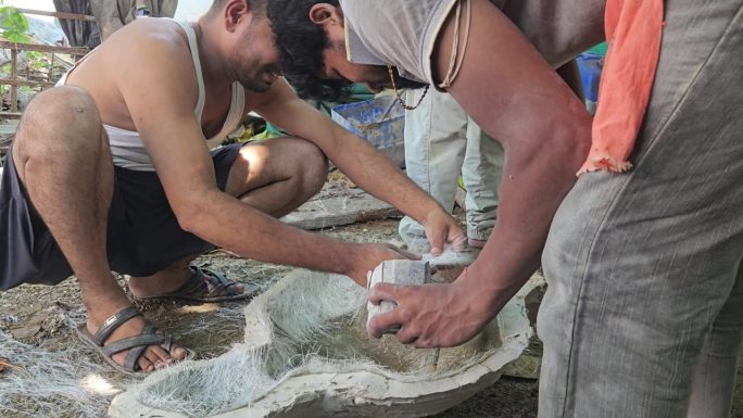 近距离的艺术家浇注液体环氧树脂在石膏模具。