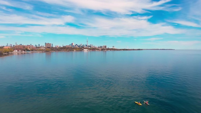 皮划艇者划桨湖北美城市背景，完美的活跃休闲。积极休闲的缩影。拥抱积极休闲的城市景观景观，城市冒险。水