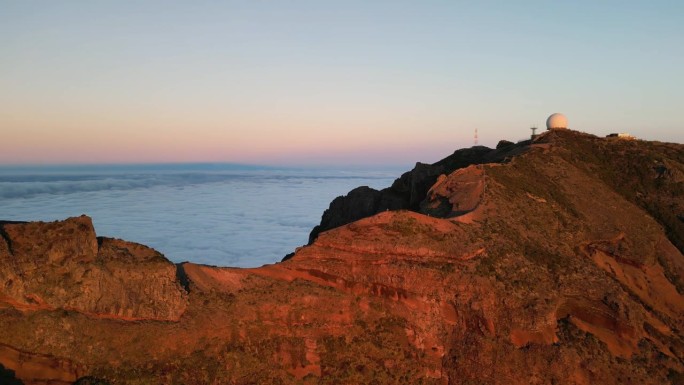 无人机拍摄的观点Pico do Areeiro (Miradouro do Pico do Aree