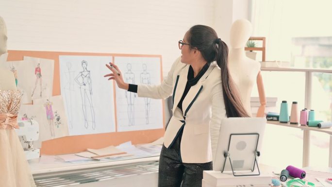 时装设计师使用数码平板电脑进行视频会议
