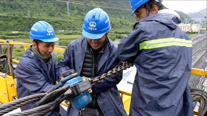 电气化冒雨作业铁路建设高铁施工