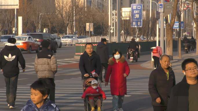 早春城市晚高峰车水马龙下班回家骑行辛苦