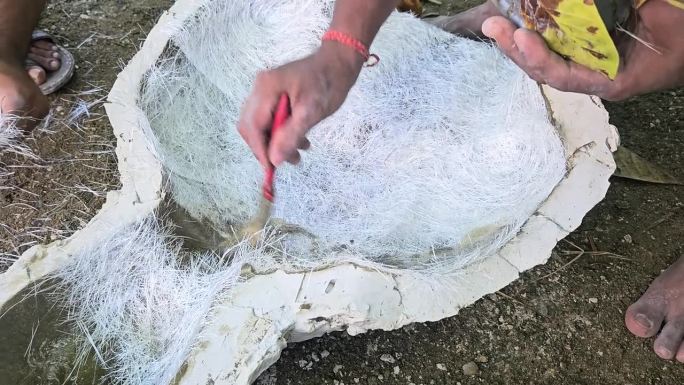 亚洲印度雕塑家使用液态环氧树脂，在石膏模具上涂上玻璃纤维片，制作纤维半身像人形雕塑。