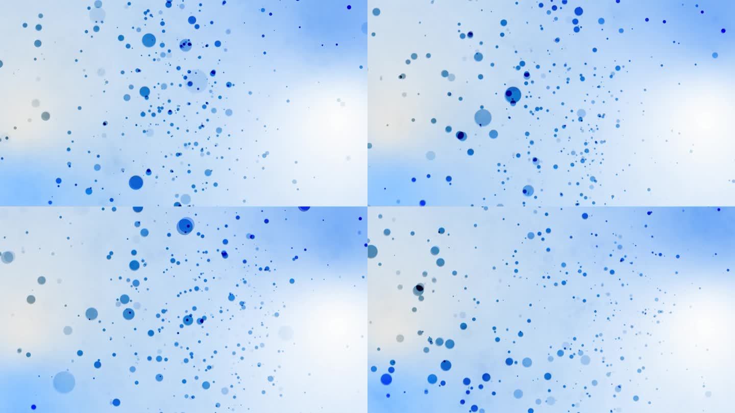 在浅蓝白色背景上出现和消失的散景效果蓝圈。