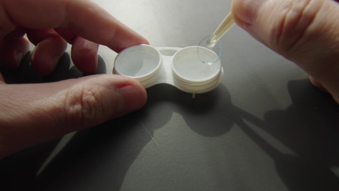 用镊子取出隐形眼镜容器的特写