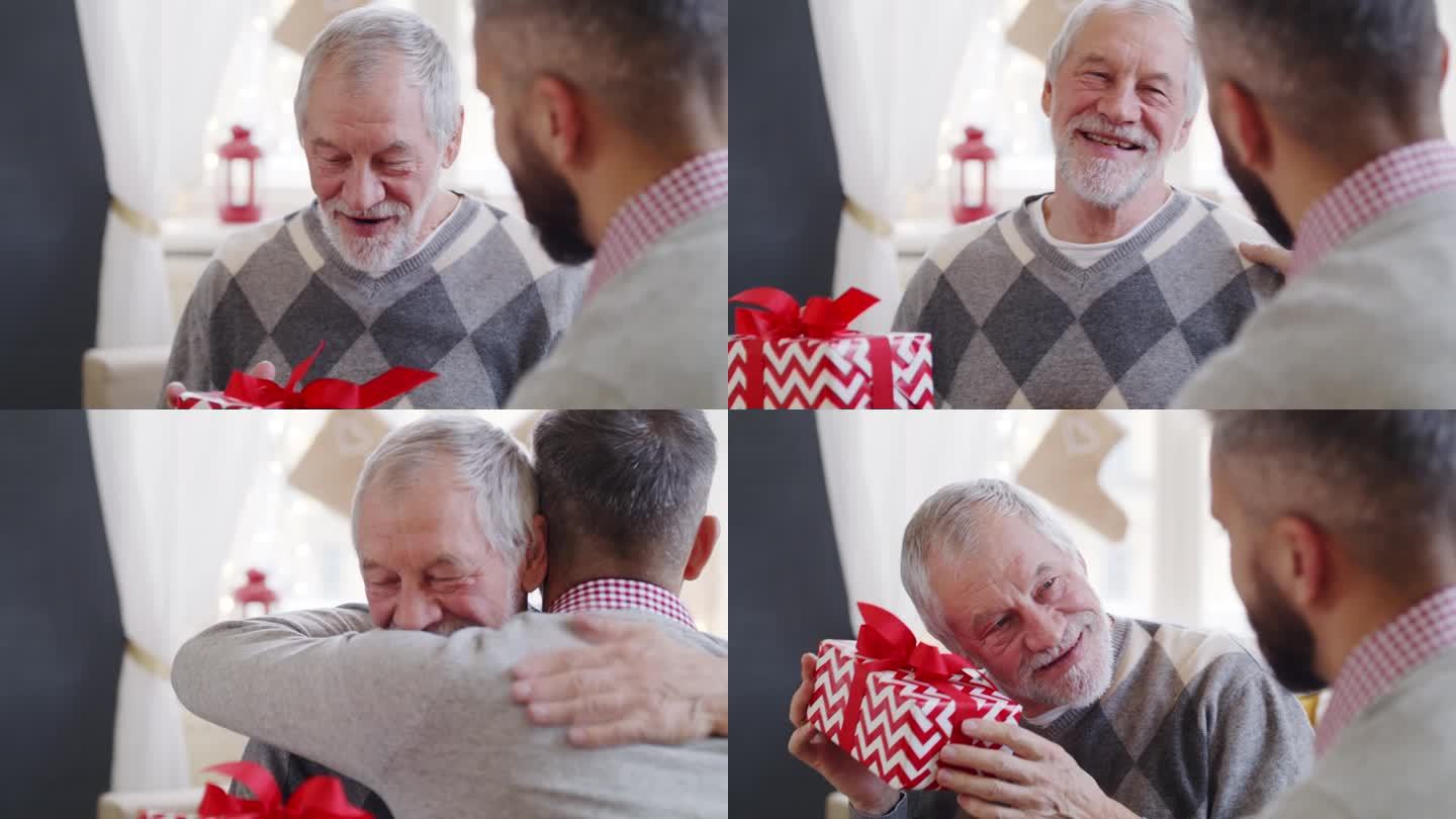 成熟的男人和年长的父亲在家里过圣诞节，互赠礼物。