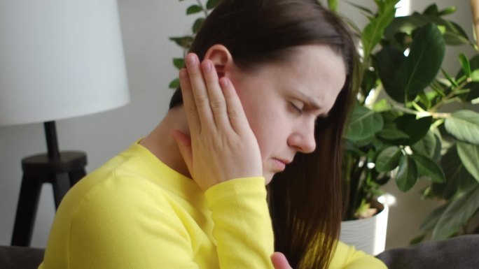患病女近距离有耳痛或耳痛，手摸塞耳，患有剧烈的中耳炎或嘈杂的声音，炎症。保健神经性耳聋耳膜病。耳鸣的