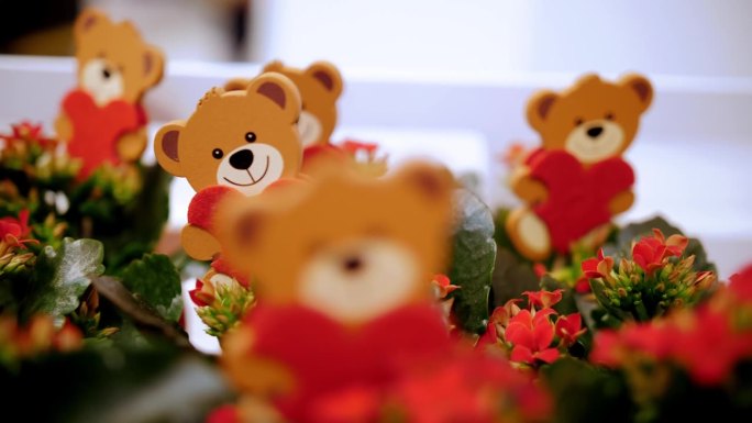 情人节快乐。特写镜头。许多木制玩具，泰迪熊，红色的心在花盆里有花。情人节的礼物，作为感情和爱的表达。