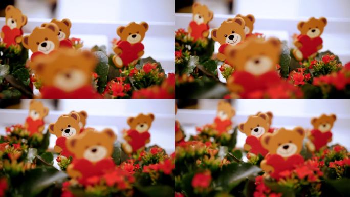 情人节快乐。特写镜头。许多木制玩具，泰迪熊，红色的心在花盆里有花。情人节的礼物，作为感情和爱的表达。