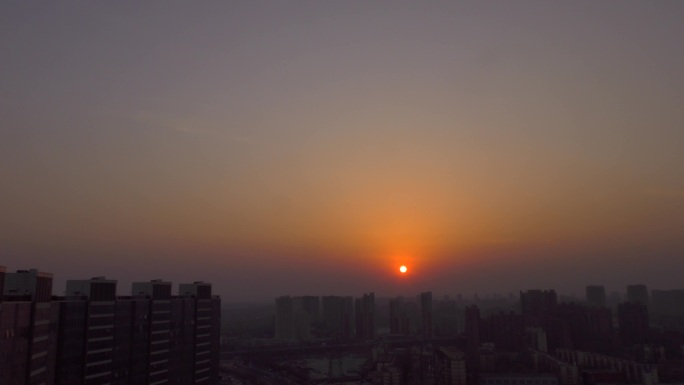 城市落日太阳消失在云里夕阳黄昏缓缓日落