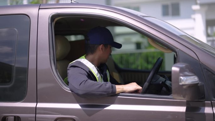 送货员检查订单地址和包裹包装，准备送货给客户。从货车上卸下箱子。