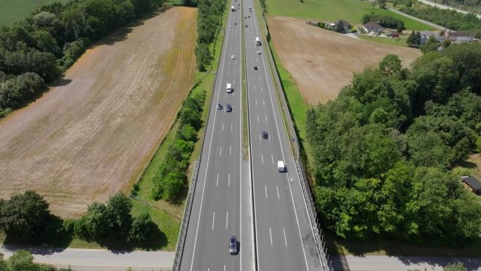 德国六车道高速公路的空中加速镜头