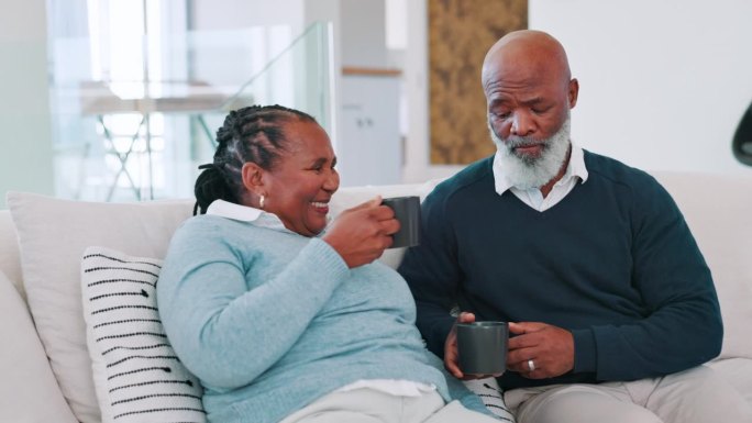 爱情、咖啡和老年夫妇一起坐在沙发上聊天、八卦或在家里亲密无间。快乐，退休后与非洲老人在客厅交流，支持