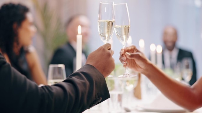 在聚会、庆典或社交聚会上，用手、酒杯和香槟祝酒。人们喝酒是为了欢呼、骄傲和赞美，喜庆时用酒来庆祝