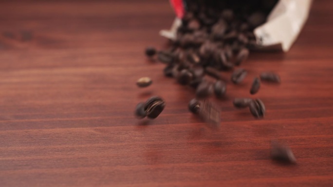 咖啡豆在能量上从袋子里冲出来