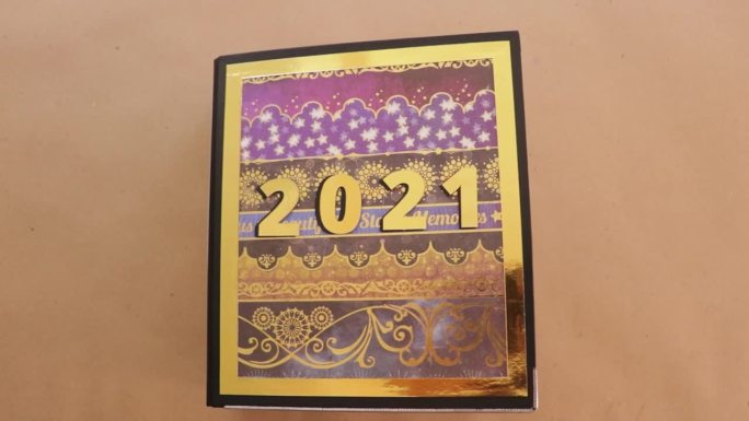 复古风格2021剪贴簿，在木制表面上有凉爽的纸纺