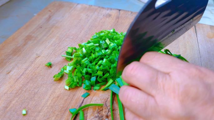 老婆婆切菜的手部特写