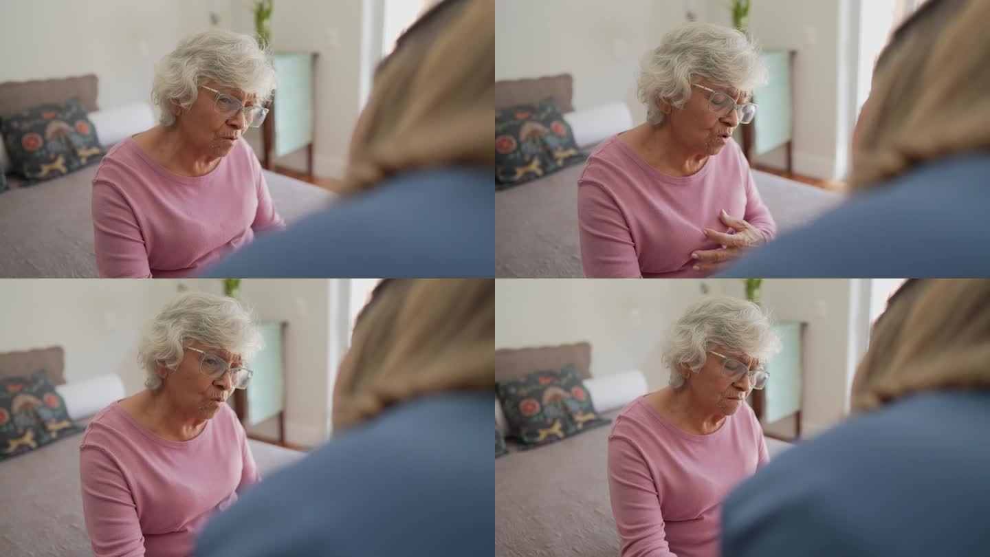 护士在家里和一位老年妇女谈话