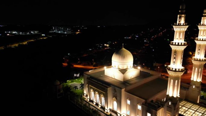 夜间航拍照片移动到清真寺的右边