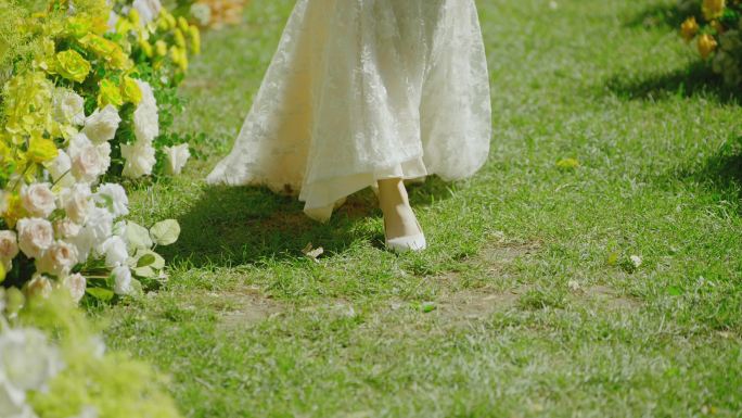 新娘脚步-白色裙子从草地中走来