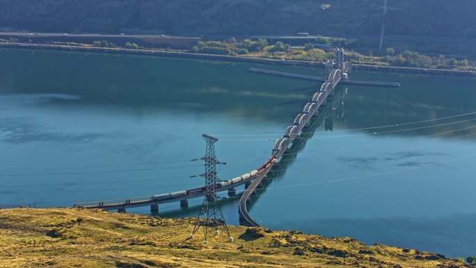 横跨哥伦比亚河的俄勒冈干线铁路桥，美国