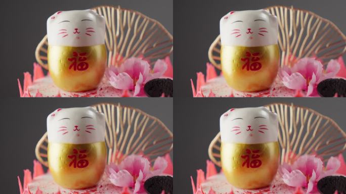 用扇子和樱花在软焦点背景上的蛋糕上的马内子图