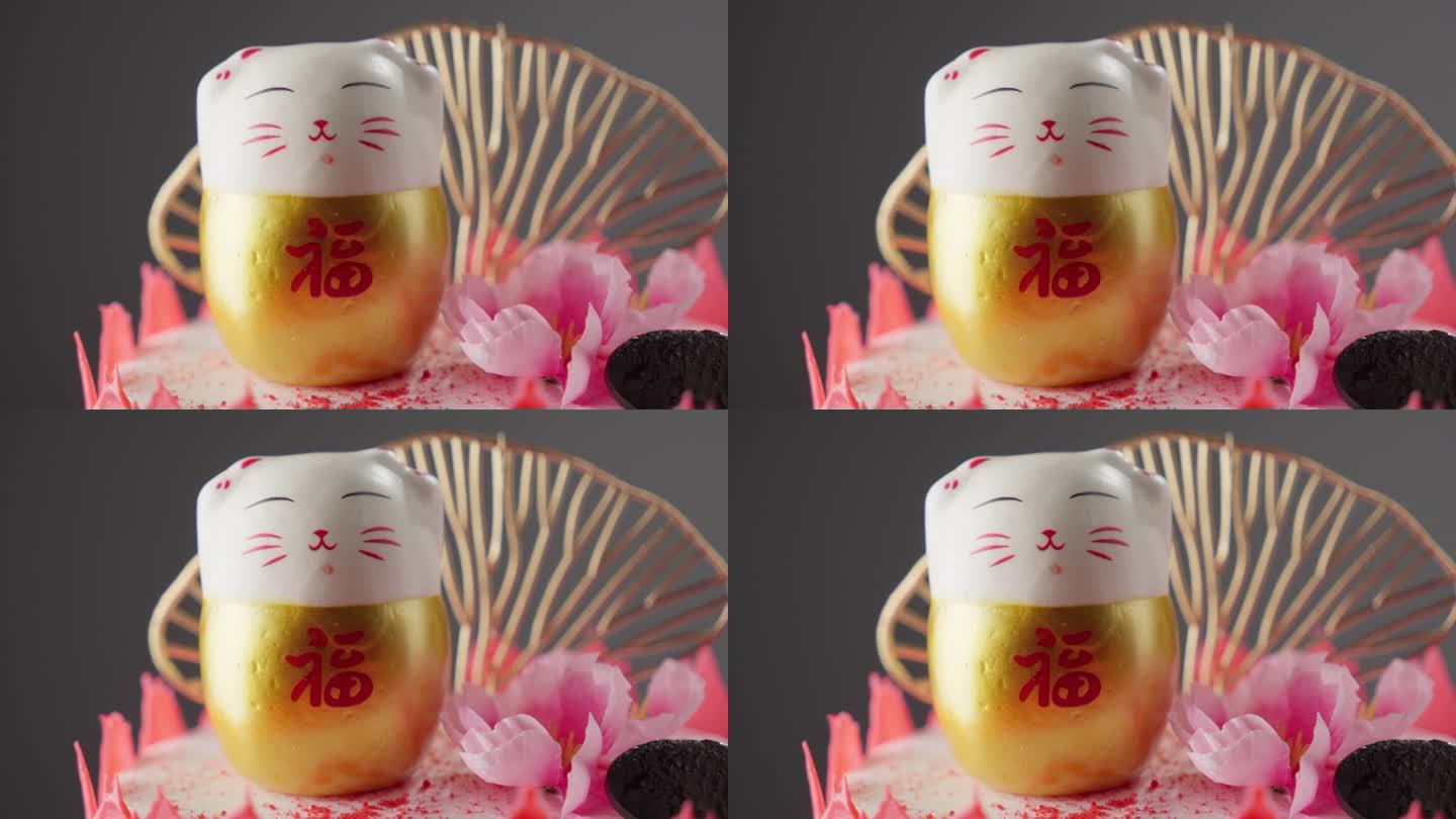 用扇子和樱花在软焦点背景上的蛋糕上的马内子图