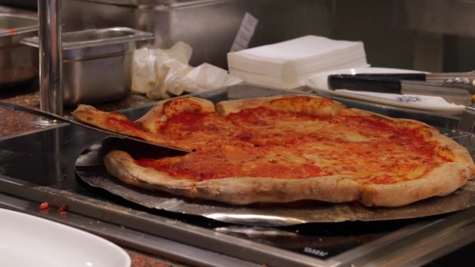 在MSC邮轮上吃新鲜出炉的披萨的特写镜头。