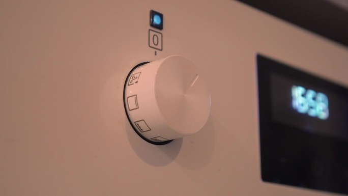 烤箱控制旋钮弹出面板和烤箱设置调整，特写
