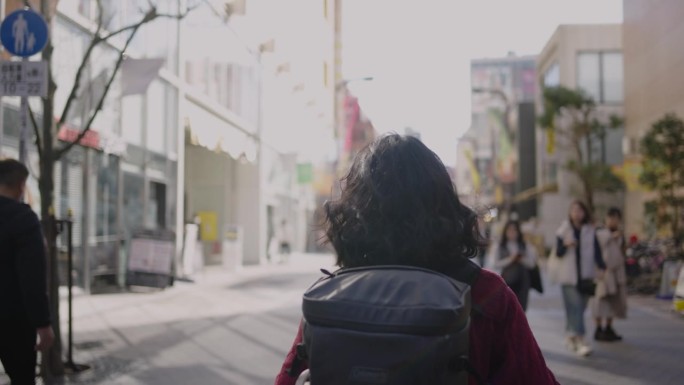 亚洲年轻女性背包客在东京城市散步和环顾四周。