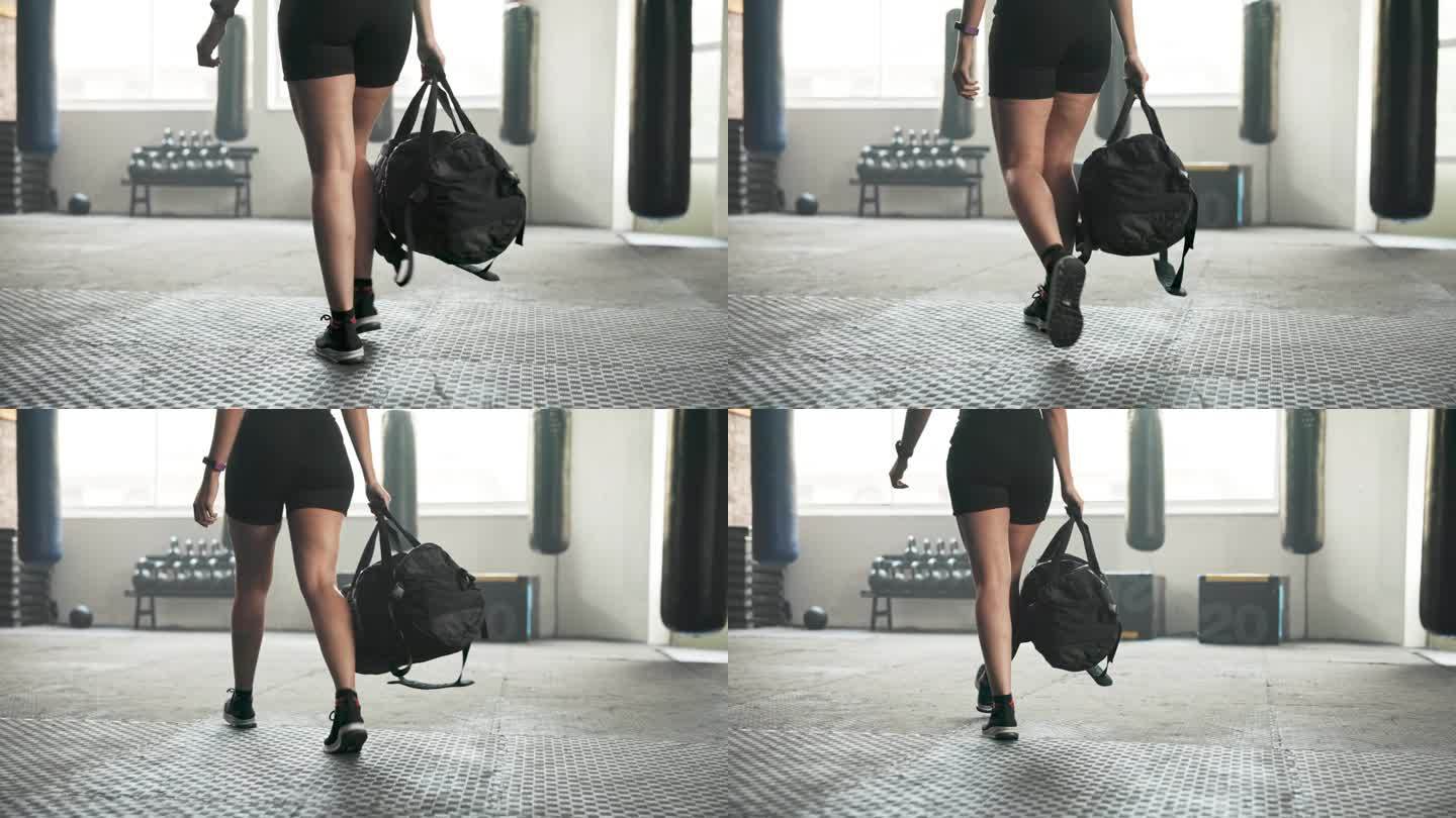 健身房，走路和腿部的女人带着包开始锻炼，运动训练或健身。运动员的脚到达健身俱乐部健身，强健肌肉和承诺