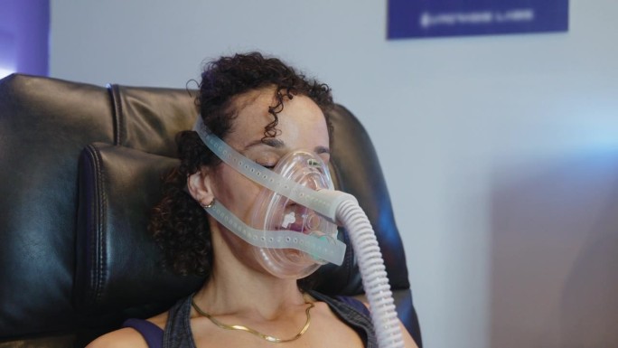 一名妇女在生物黑客设施中使用代谢氧训练器