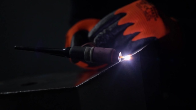 焊工用氩气焊接一块铬金属
