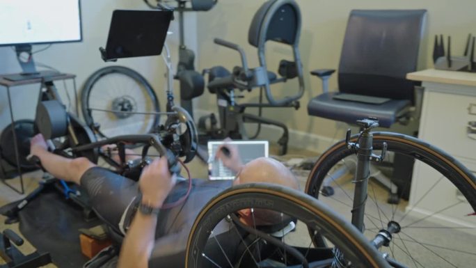 一个坐轮椅的人在家里的健身房锻炼
