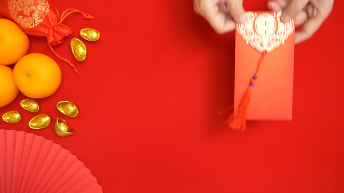 在中国农历新年的时候，手给红包的画面一直在循环播放