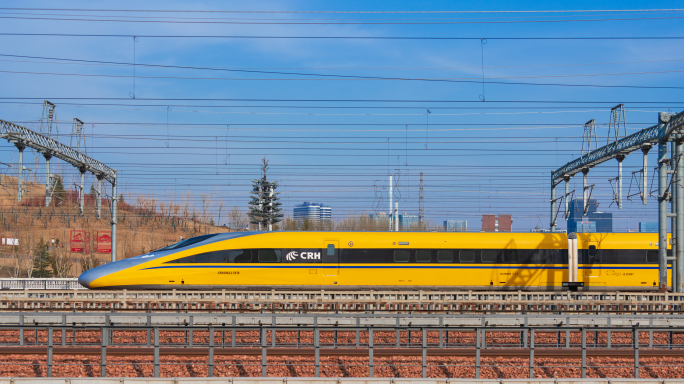 黄色高铁动检车从郑州东站开出