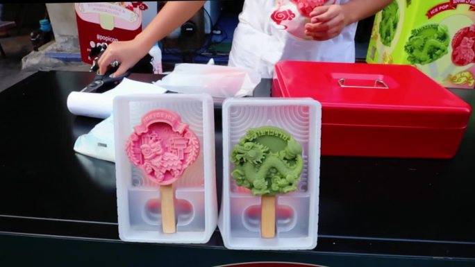 泰国曼谷唐人街，用3D打印机制作的龙形冰淇淋。