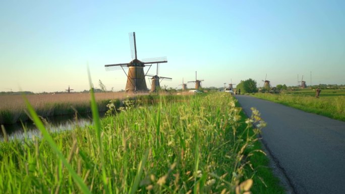 荷兰风车固定在荷兰著名的乡村景观Kinderdijk上