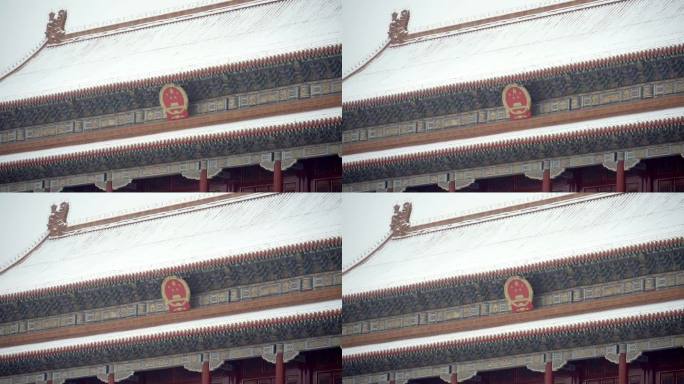 白雪皑皑的北京天安门国徽特写