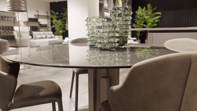 现代灰色和白色的厨房家具与大理石餐桌。