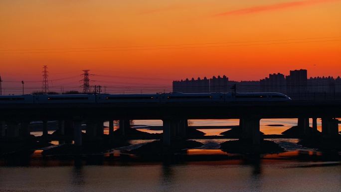 夕阳日落下的高铁驶过